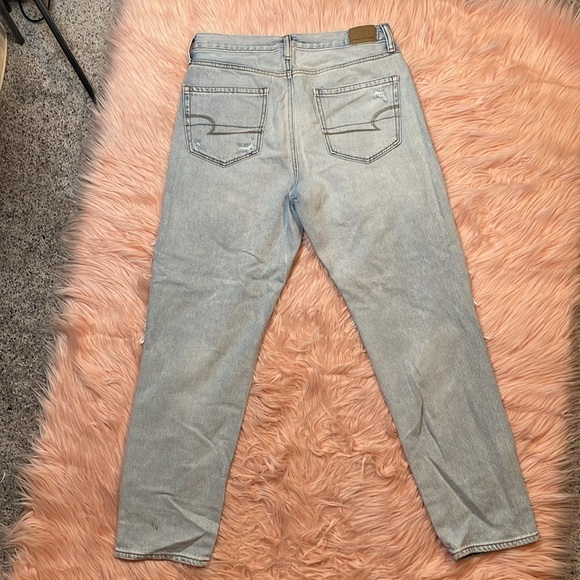 American‎ Eagle Light Wash Distressed Mom Jean Size 6 - Picture 3 of 9